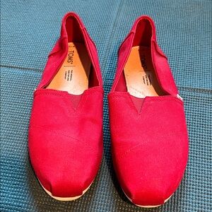 Tom’s red canvas pumps. W10